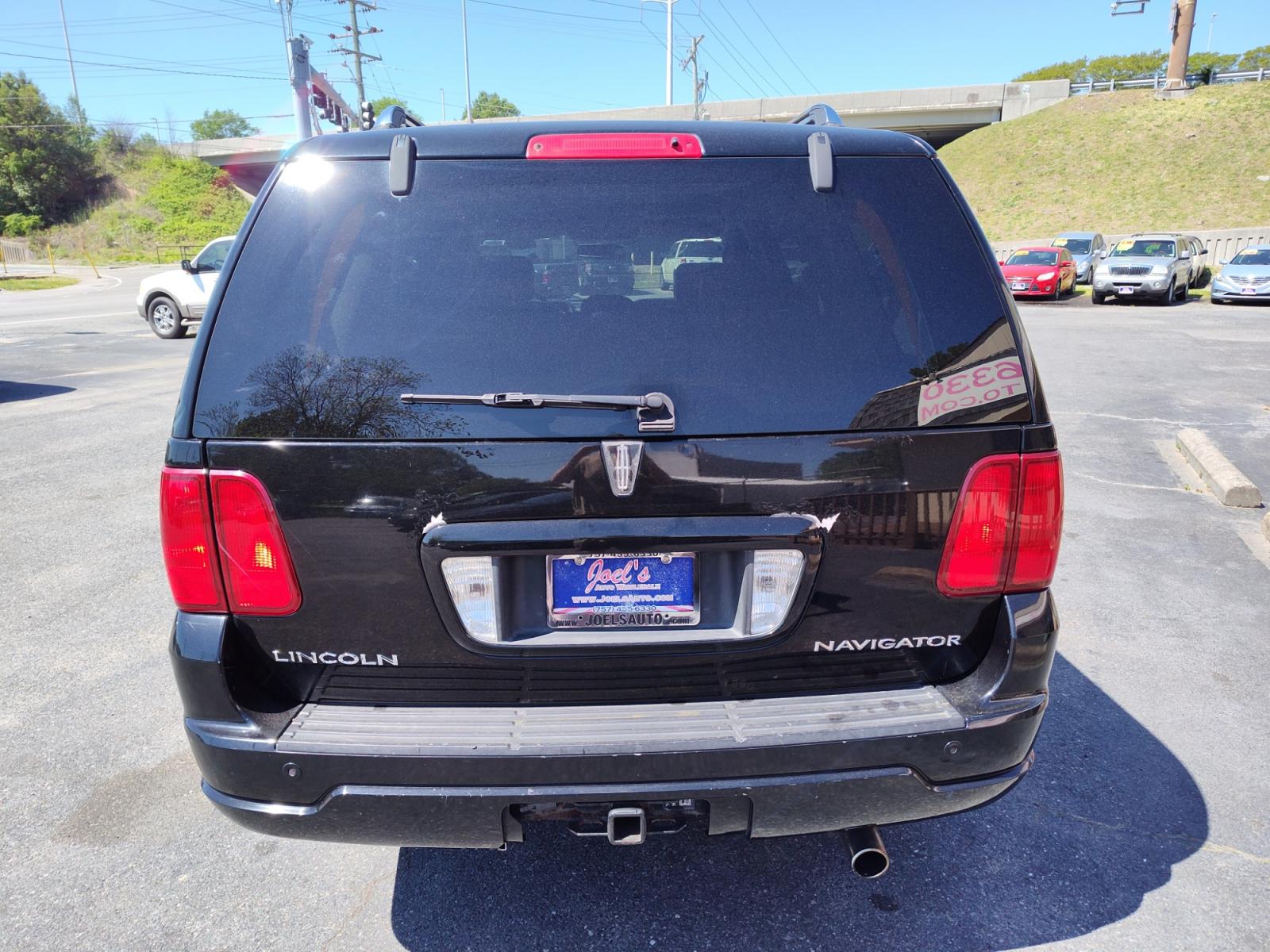 2006 Black /tan Lincoln Navigator 4WD Luxury (5LMFU28546L) with an 5.4L V8 SOHC 24V engine, 6-Speed Automatic Overdrive transmission, located at 5700 Curlew Drive, Norfolk, VA, 23502, (757) 455-6330, 36.841885, -76.209412 - Photo #13